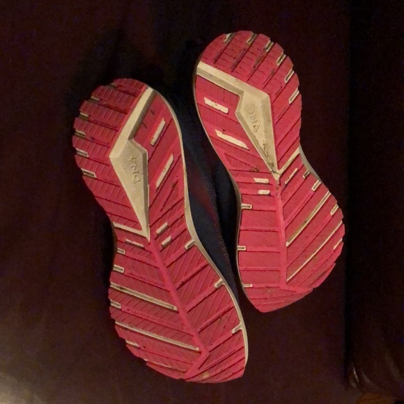 Brooks women’s size 9 Revel 4 sneakers - Picture 2 of 4